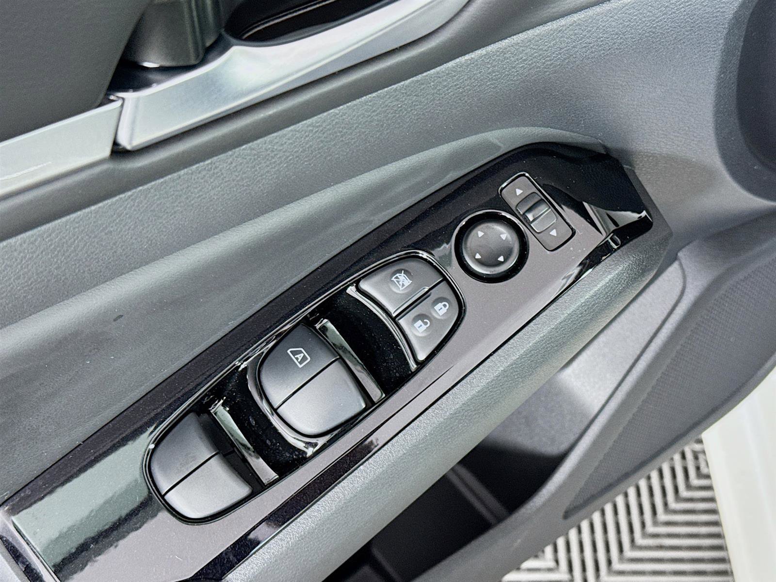 2025 Nissan Altima SR photo 18