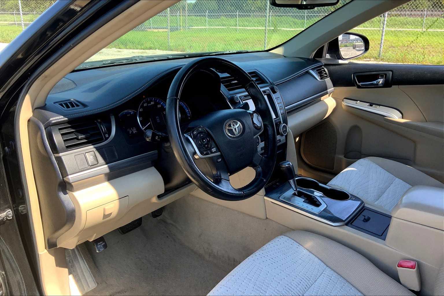 2014 Toyota Camry Hybrid XLE photo 15