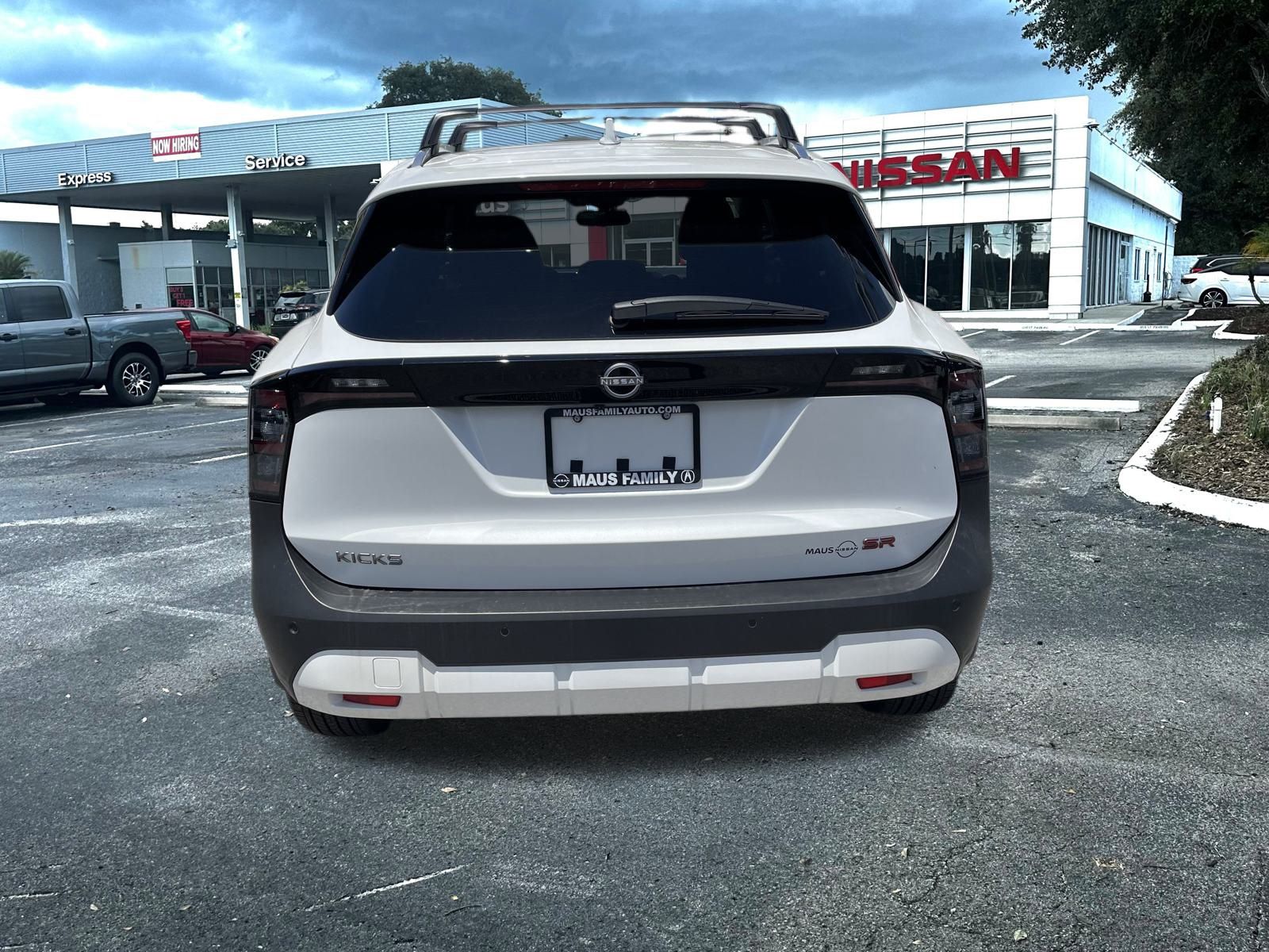 2025 Nissan Kicks SR photo 2