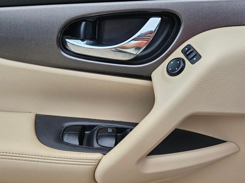 2016 Nissan Rogue SV photo 25