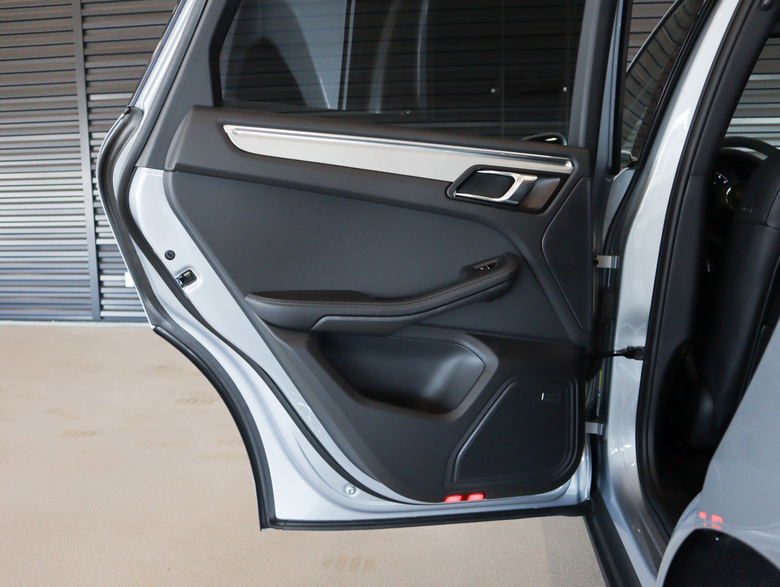 2025 Porsche Macan T photo 23