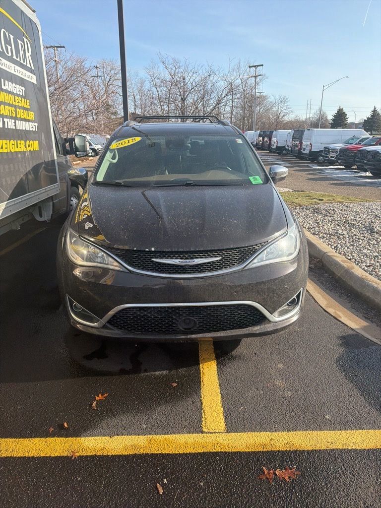2018 Chrysler Pacifica Limited's photo