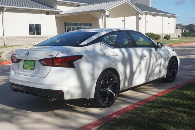 2025 Nissan Altima SR photo 4