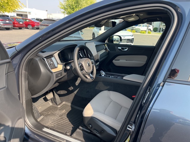 2026 Volvo XC60 B5 Plus photo 9