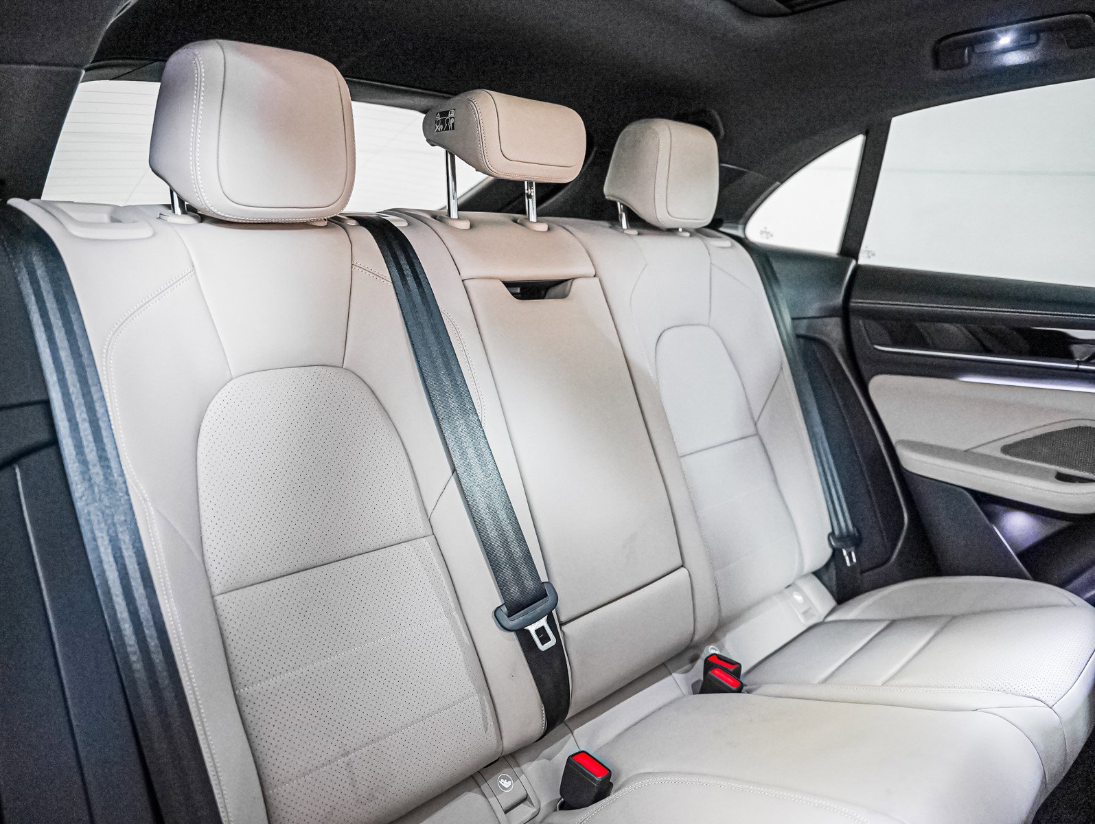 2025 Porsche Macan Electric photo 6