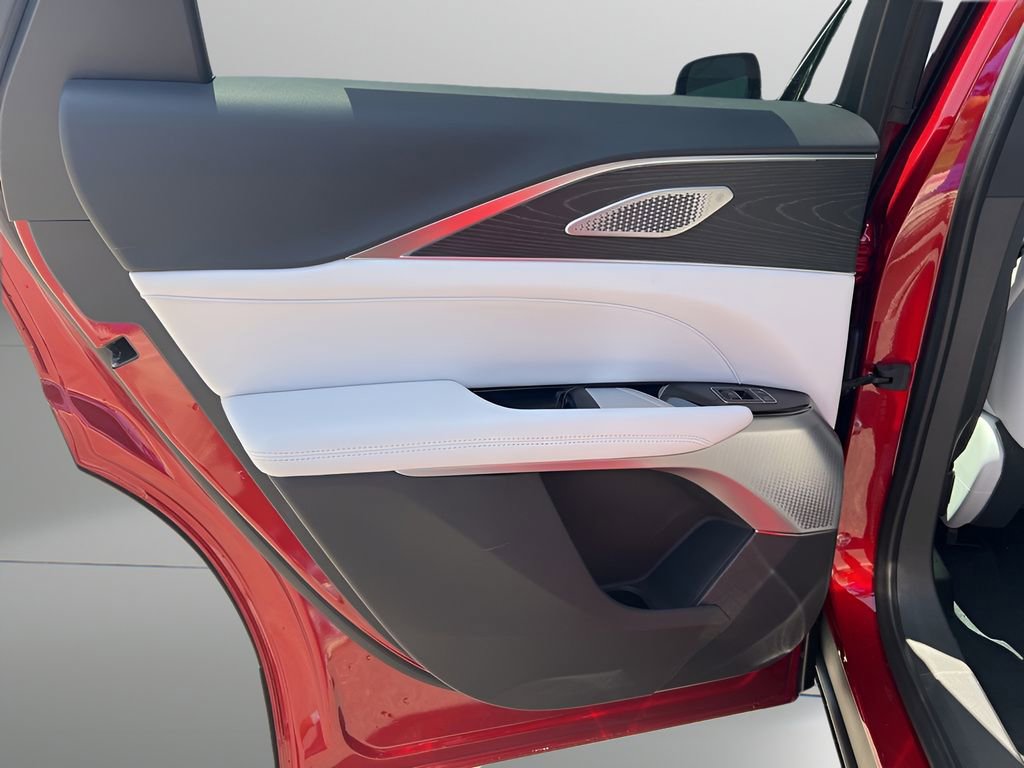 2025 Cadillac Lyriq Luxury photo 18