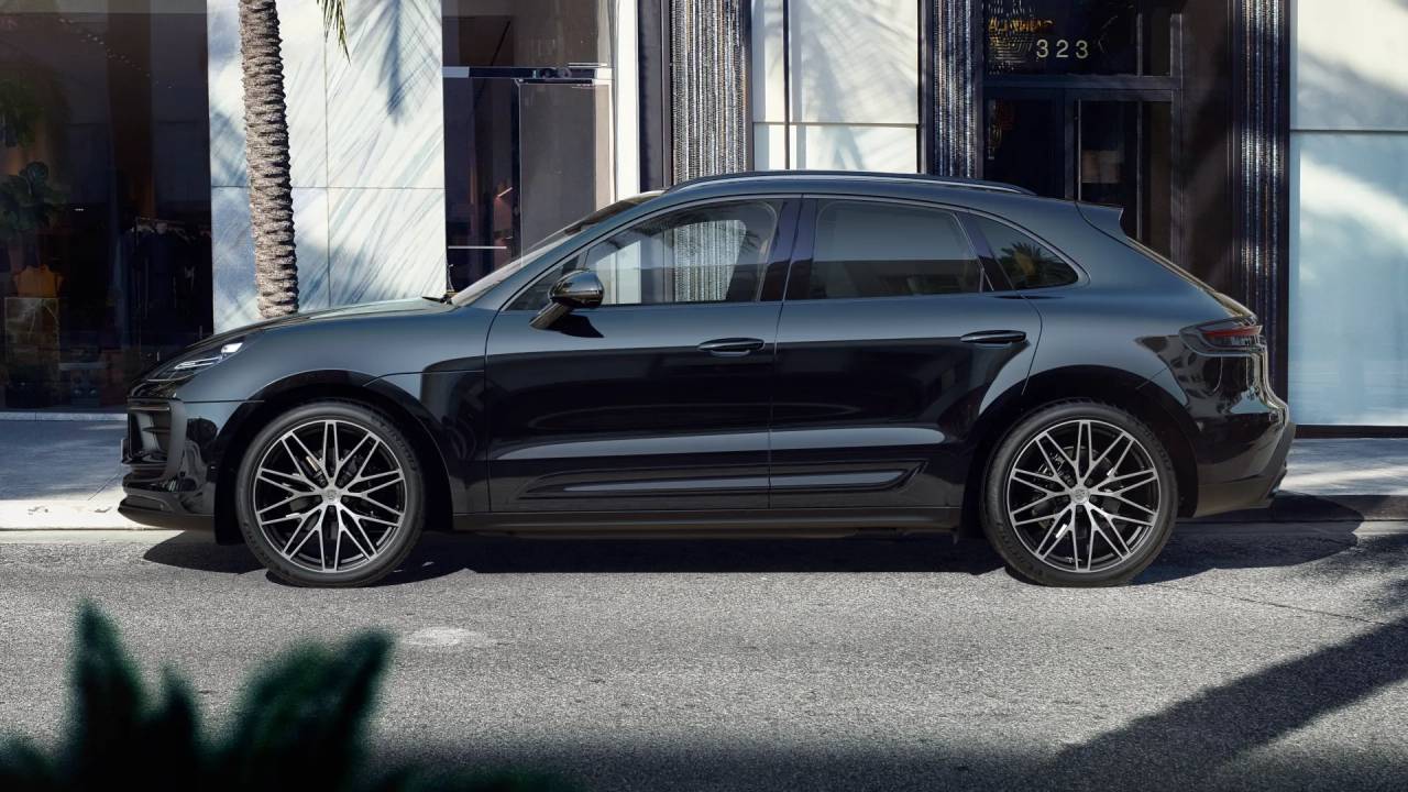 2025 Porsche Macan T photo 2