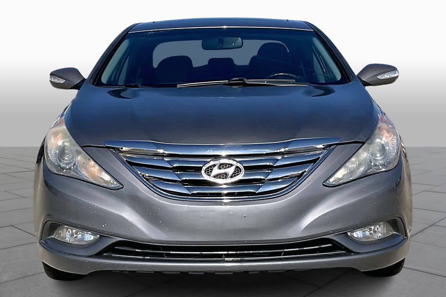 2011 Hyundai Sonata photo 2