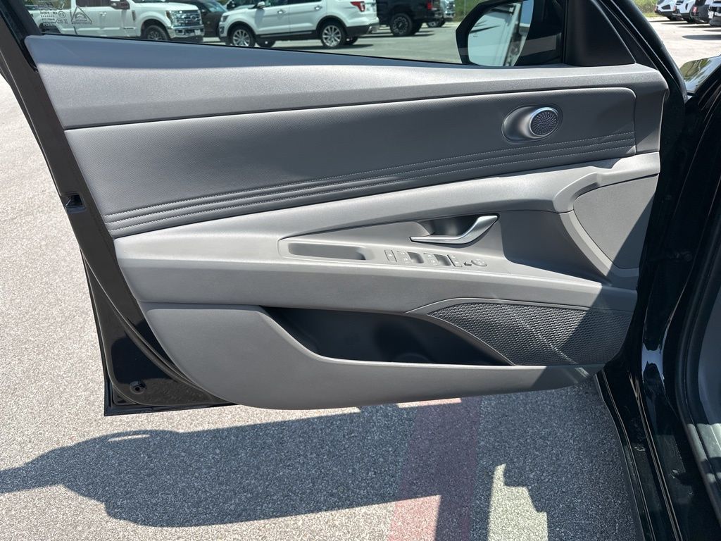 2023 Hyundai Elantra SEL photo 9