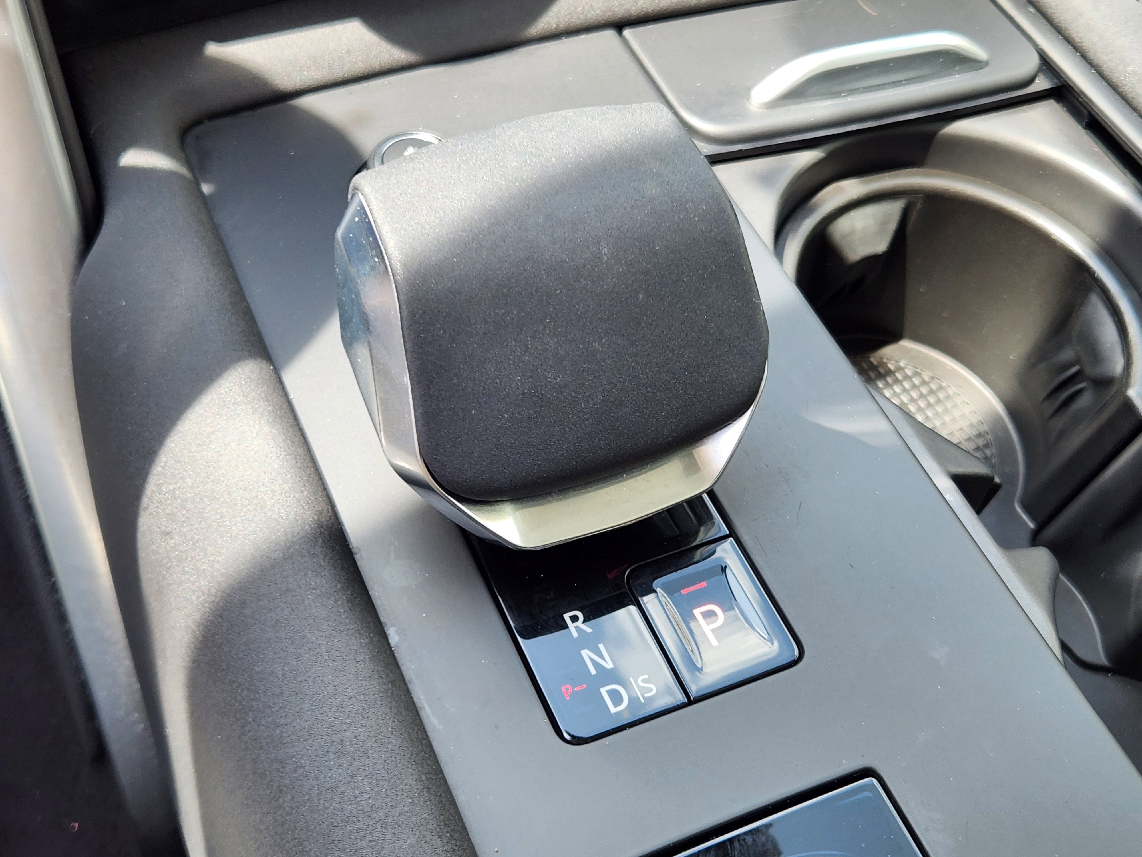 2025 Land Rover Discovery S photo 2