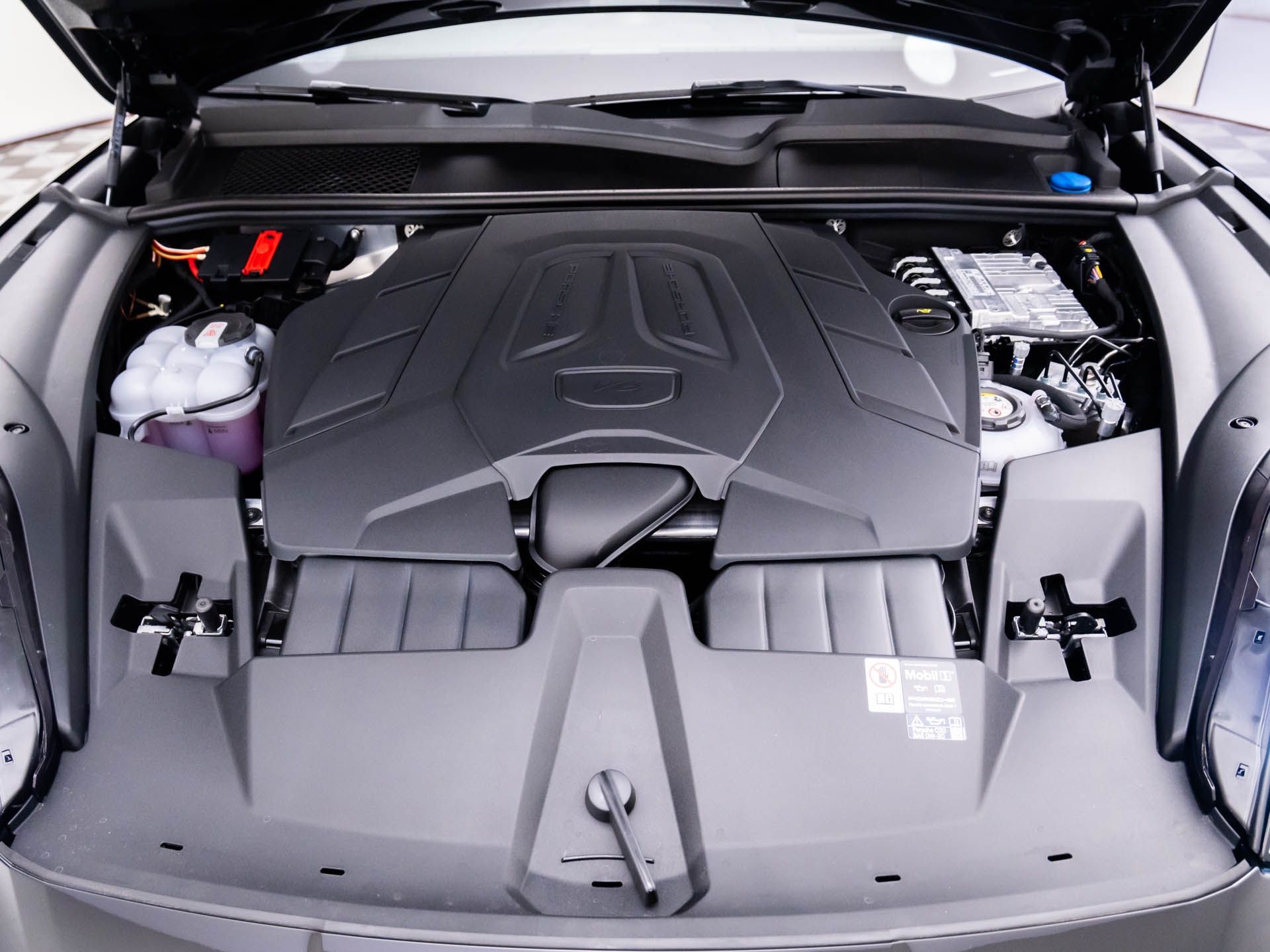 2025 Porsche Cayenne E-Hybrid Coupe photo 25
