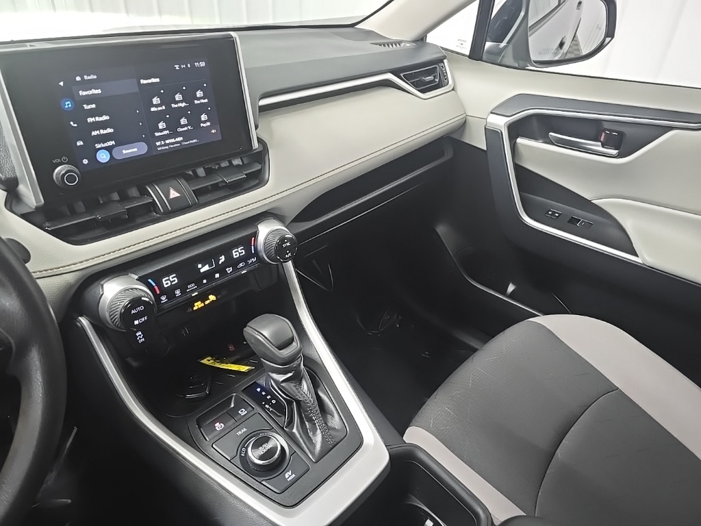 2024 Toyota RAV4 Hybrid XLE photo 23