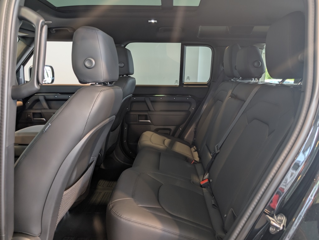 2025 Land Rover Defender 110 X-Dynamic SE photo 19