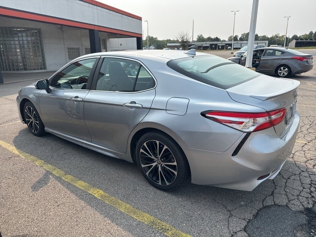 2020 Toyota Camry SE photo 3