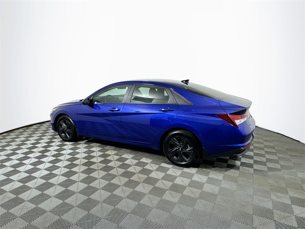 2022 Hyundai Elantra SEL photo 12