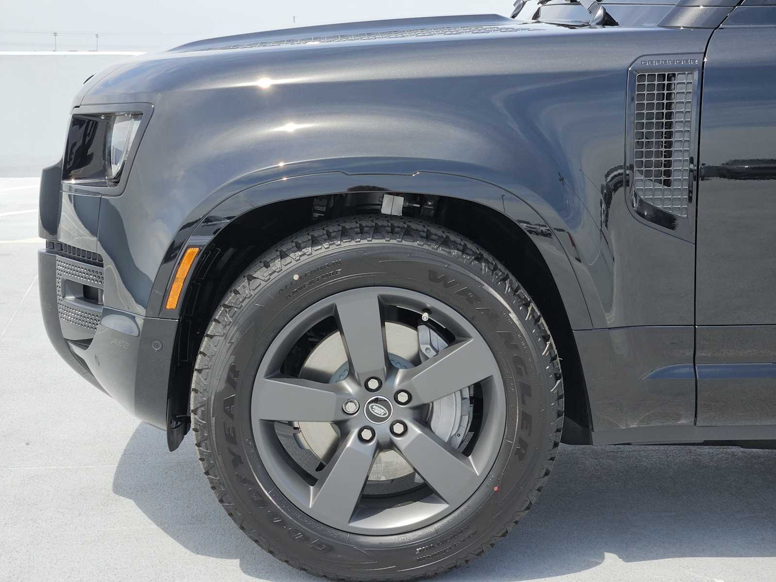 2025 Land Rover Defender 90 X-Dynamic SE photo 9