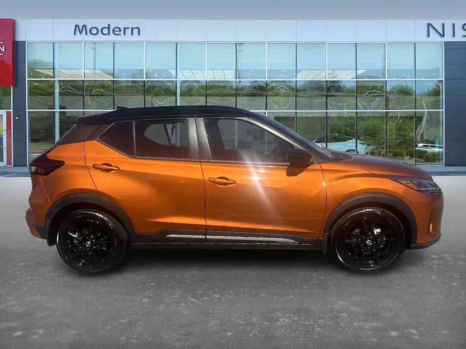 2023 Nissan Kicks SR photo 2