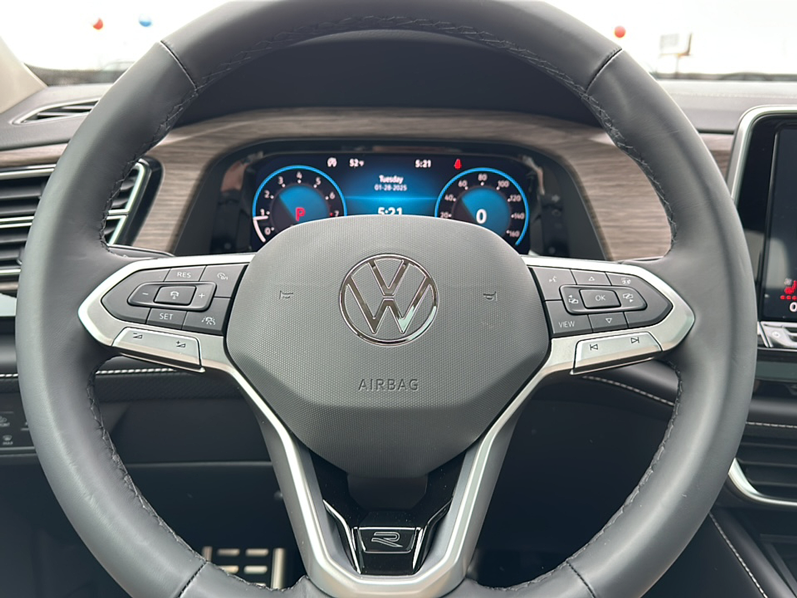 2025 Volkswagen Atlas SEL Premium R-Line photo 4