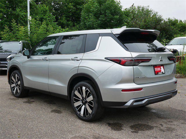 2025 Mitsubishi Outlander SE photo 2