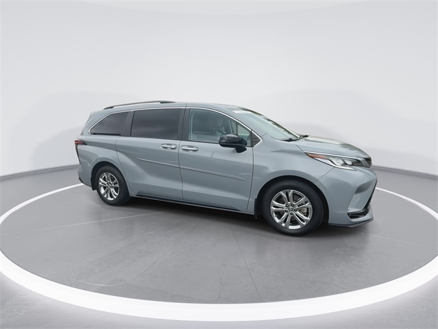 2023 Toyota Sienna XSE photo 2
