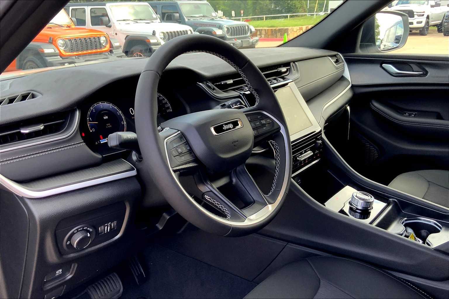 2025 Jeep Grand Cherokee Laredo photo 7