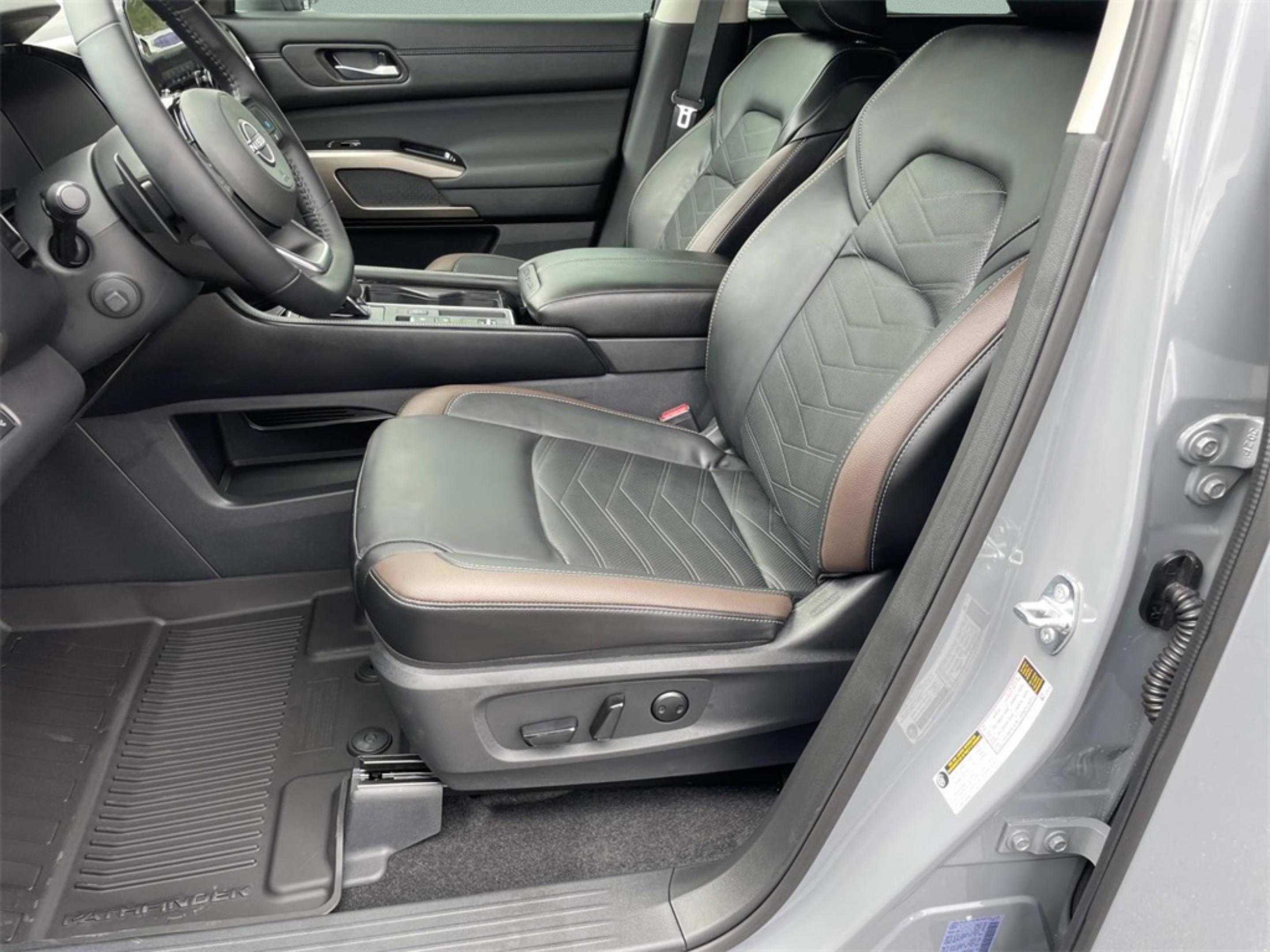 2025 Nissan Pathfinder Platinum photo 9