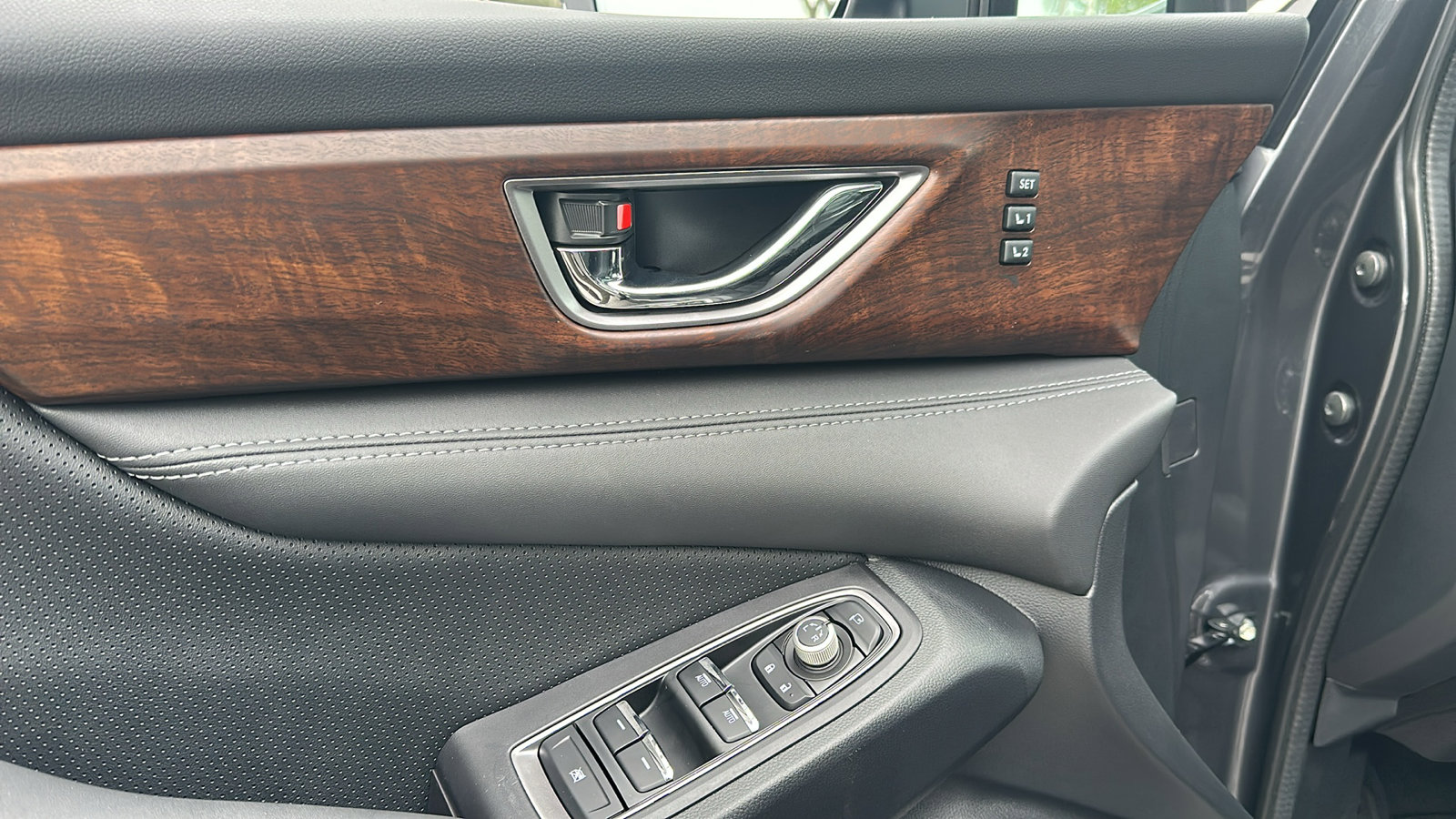 2025 Subaru Ascent Touring photo 9