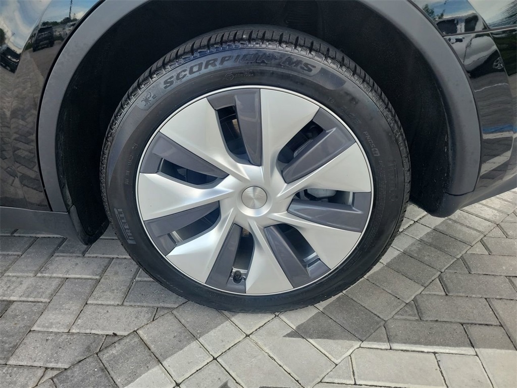 2024 Tesla Model Y Long Range photo 12