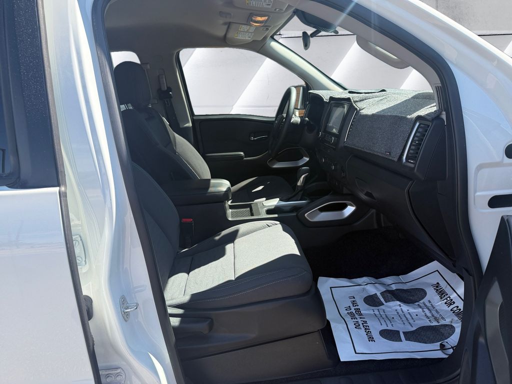 2024 Nissan Frontier SV photo 11
