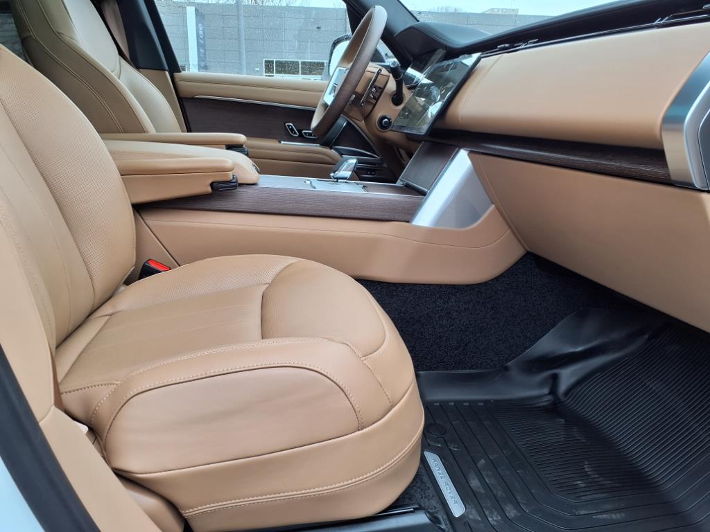 2025 Land Rover Range Rover SE photo 2