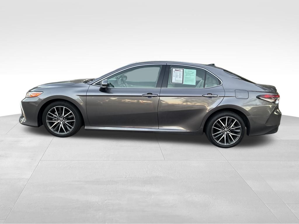 2021 Toyota Camry XLE photo 2