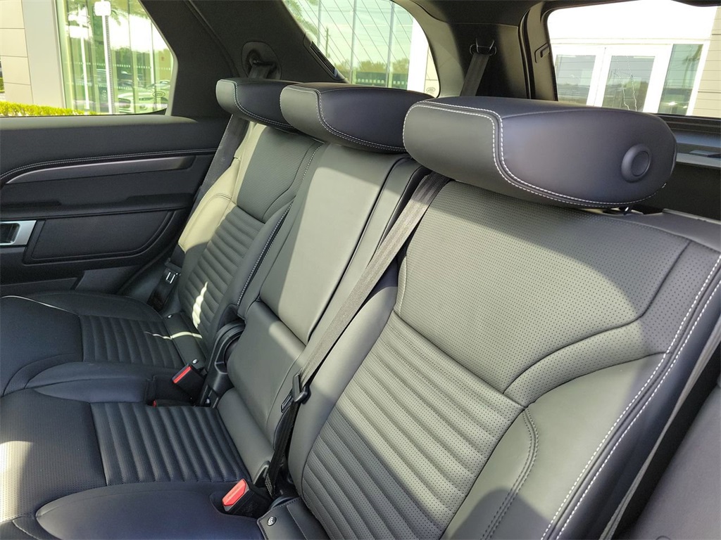 2025 Land Rover Discovery Metropolitan Edition photo 12