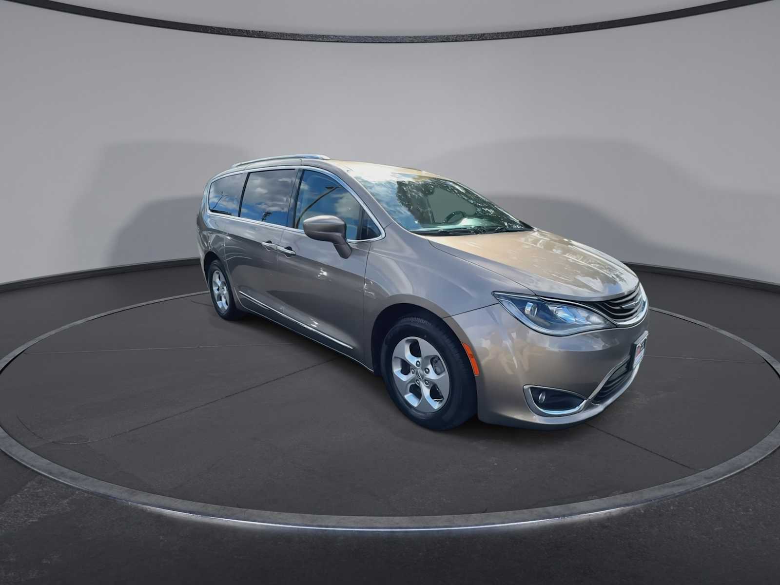 Used 2018 Chrysler Pacifica Hybrid Touring L with VIN 2C4RC1L70JR105643 for sale in Eatontown, NJ