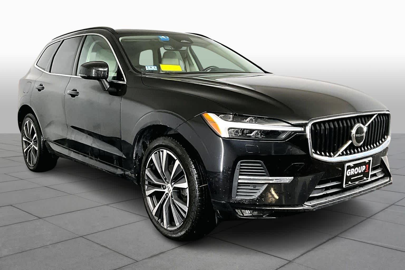 2022 Volvo XC60 Momentum photo 2