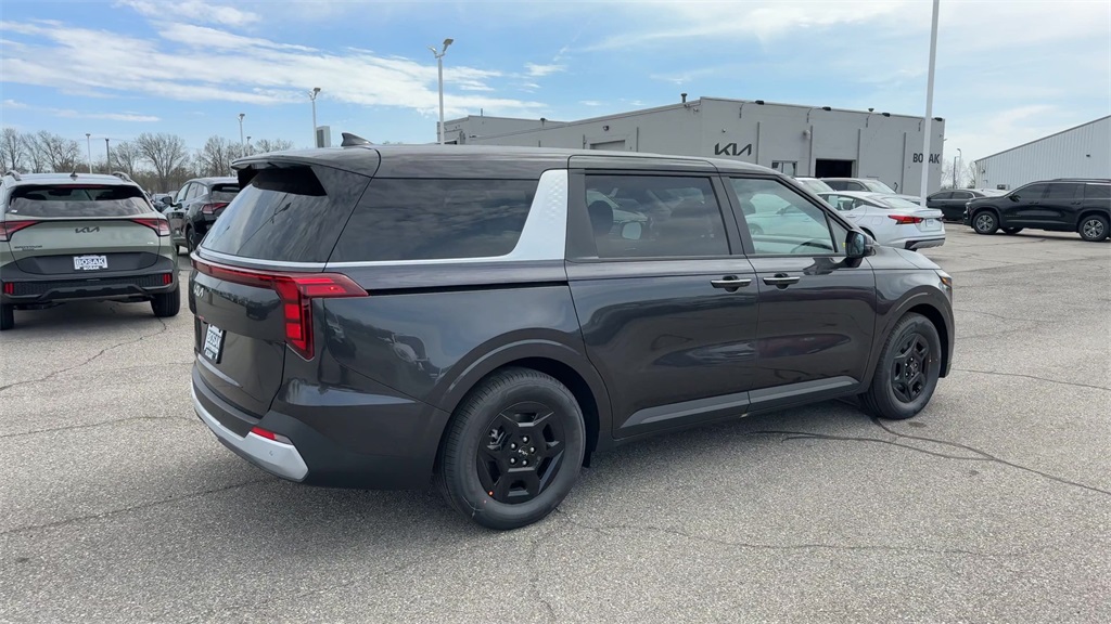 2025 Kia Carnival LXS photo 8