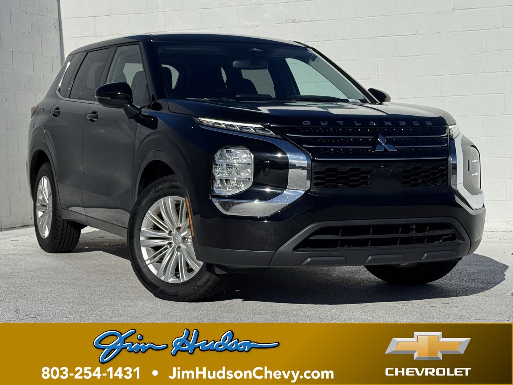 2024 Mitsubishi Outlander ES's photo