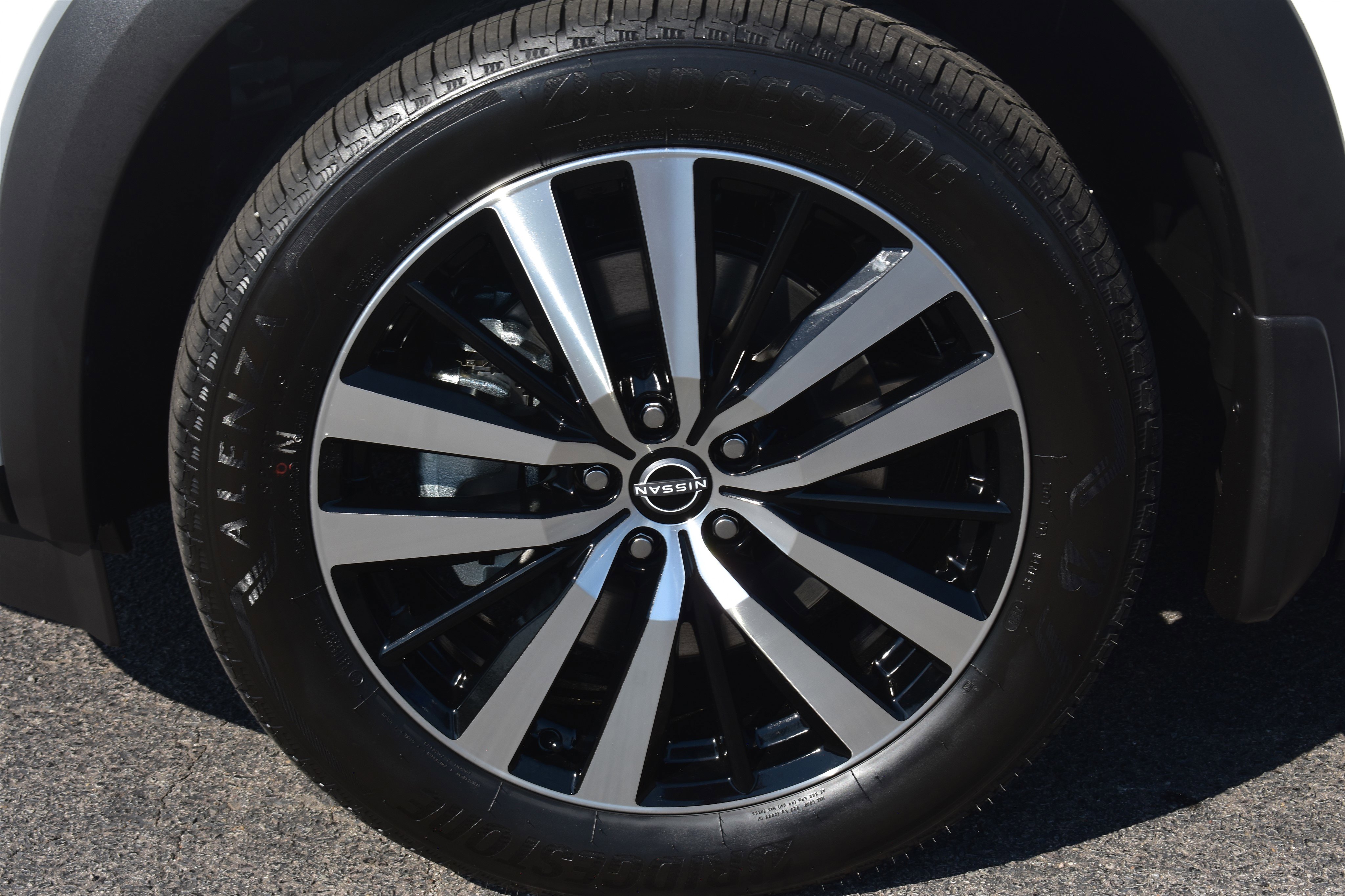2025 Nissan Pathfinder Platinum photo 3