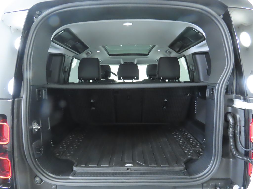 2025 Land Rover Defender 110 S photo 24