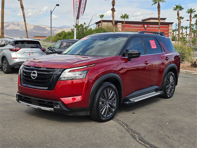 2022 Nissan Pathfinder SL photo 2