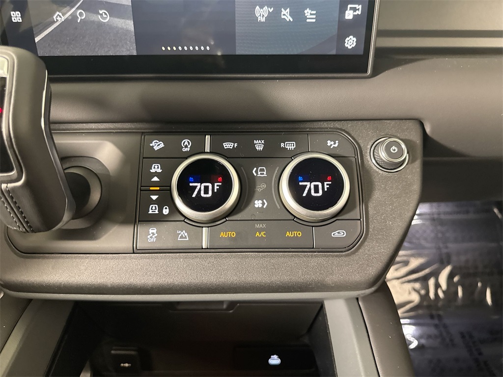 2025 Land Rover Defender 110 X-Dynamic SE photo 16