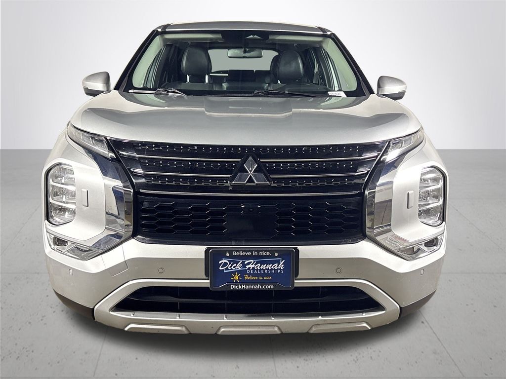 2023 Mitsubishi Outlander SE photo 3