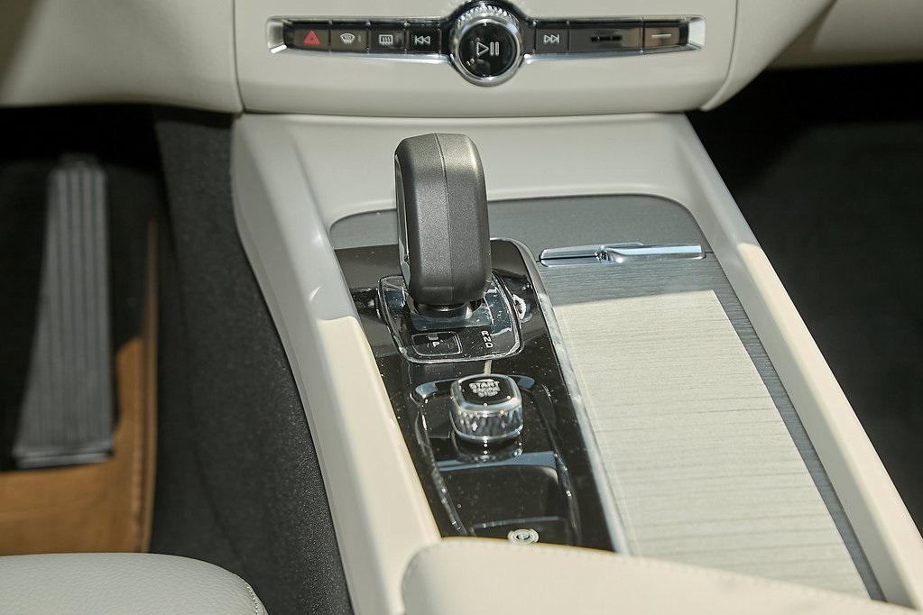 2025 VOLVO XC60 - Image 22