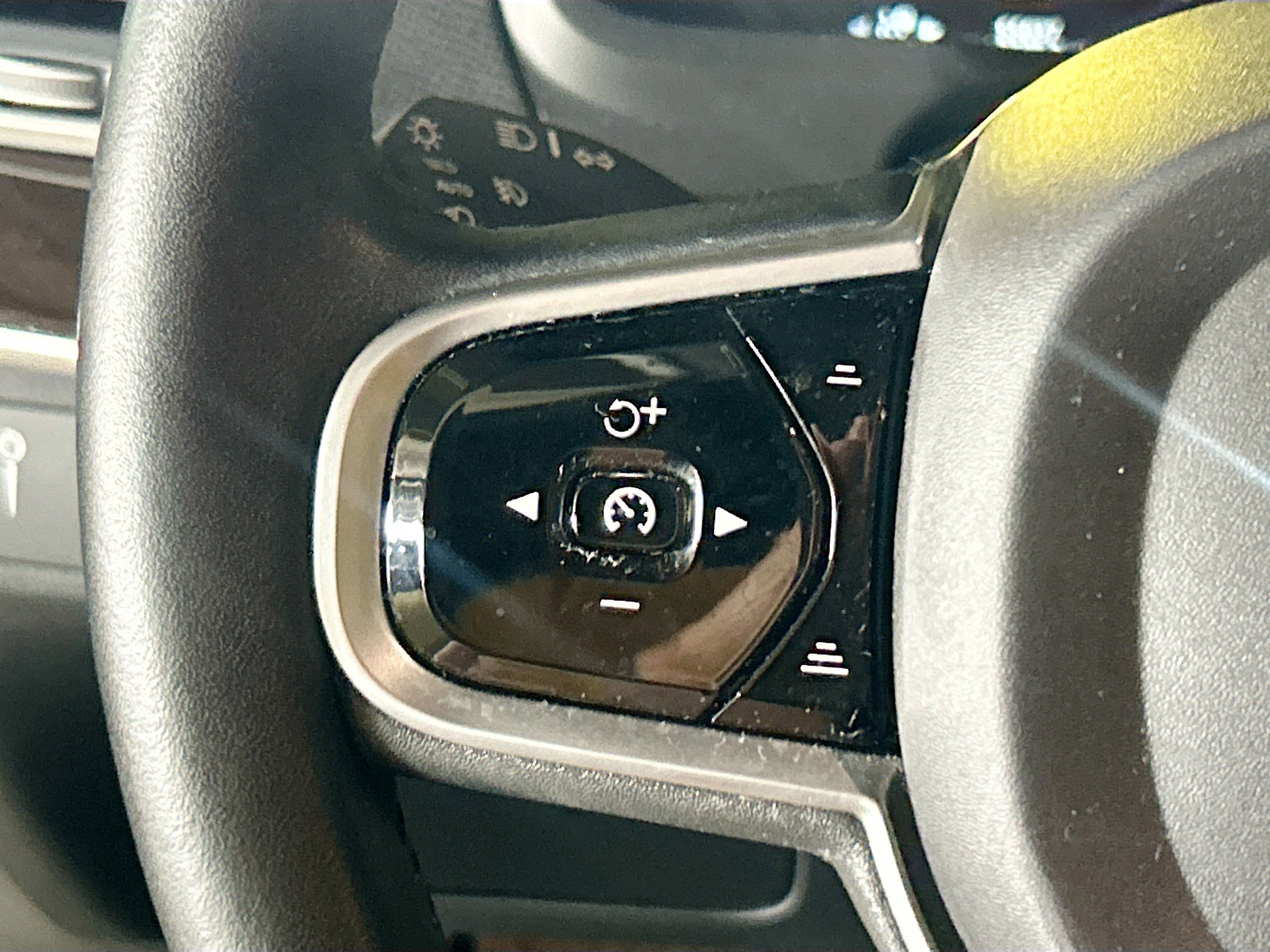 2019 Volvo XC90 Momentum AWD photo 28