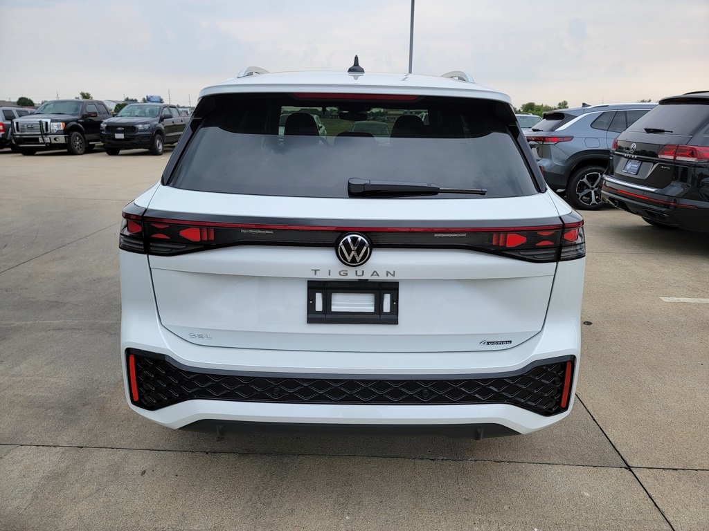 2025 Volkswagen Tiguan SEL R-Line Black photo 4