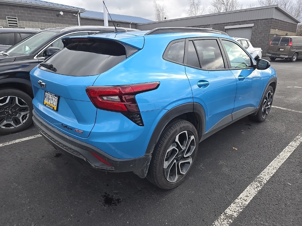 2025 Chevrolet Trax photo 2