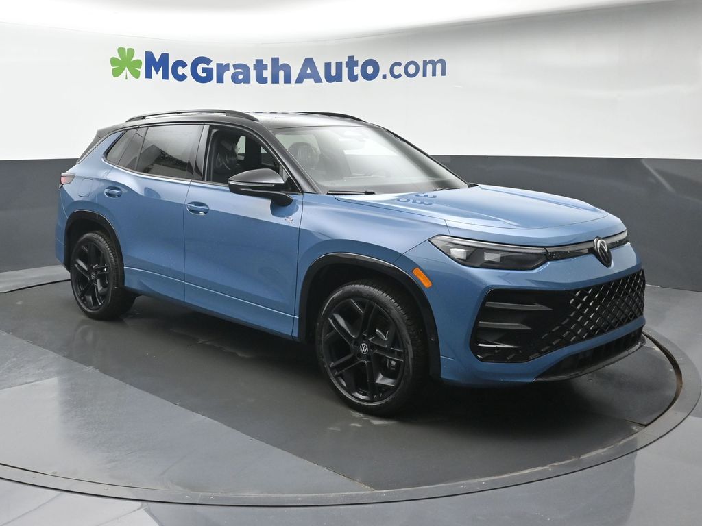 2026 Volkswagen Tiguan SE R-Line Black's photo