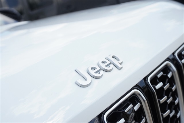 2025 Jeep Grand Cherokee Summit photo 6