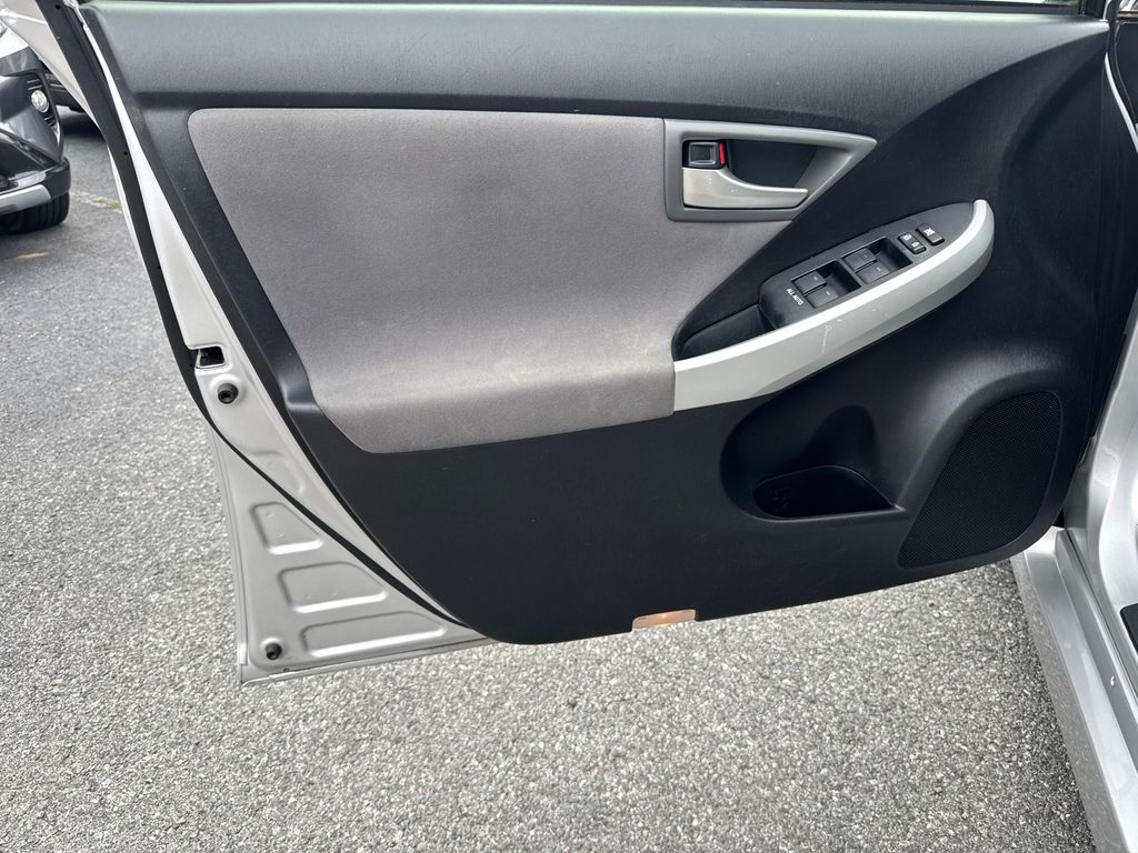 2015 Toyota Prius Four photo 11