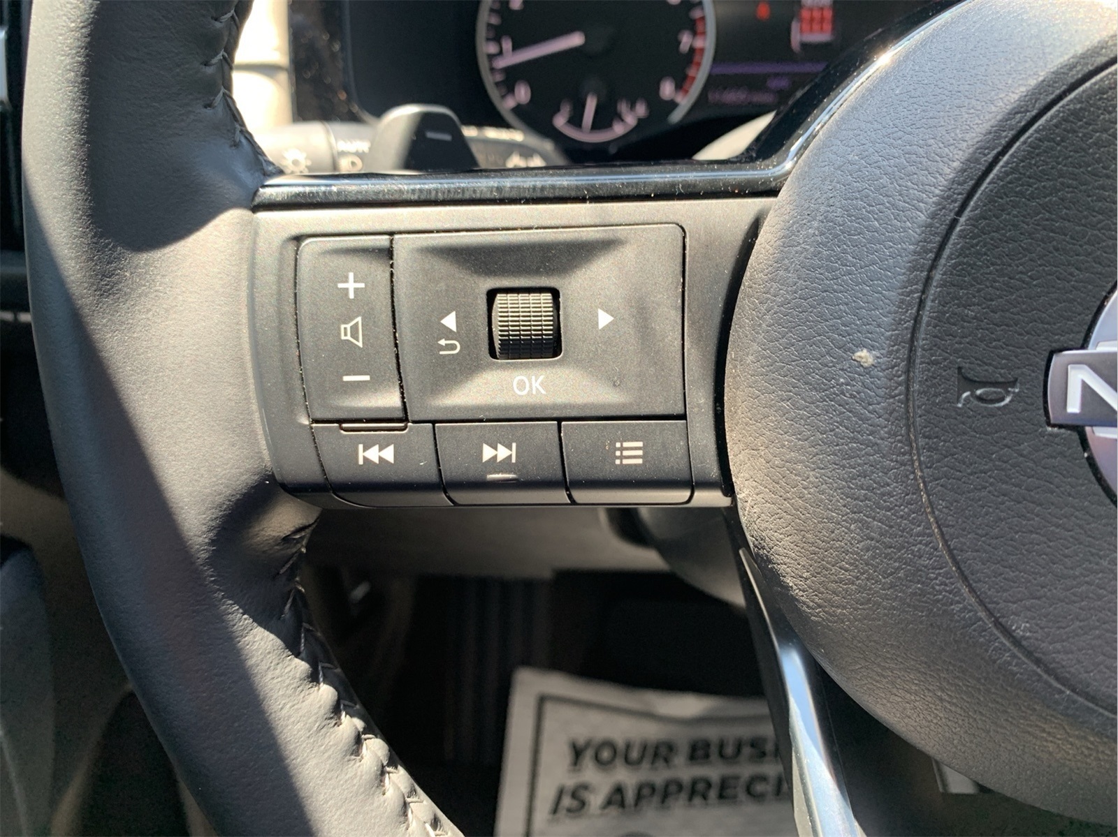 2024 Nissan Pathfinder SL photo 5