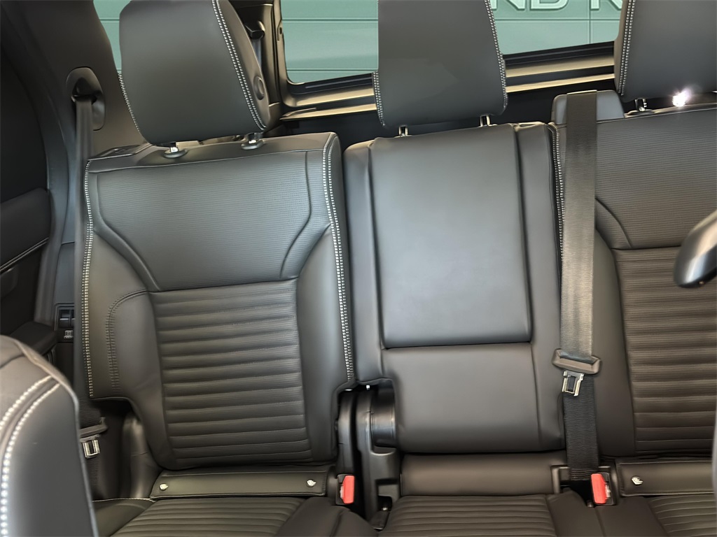 2025 Land Rover Discovery Metropolitan Edition photo 9